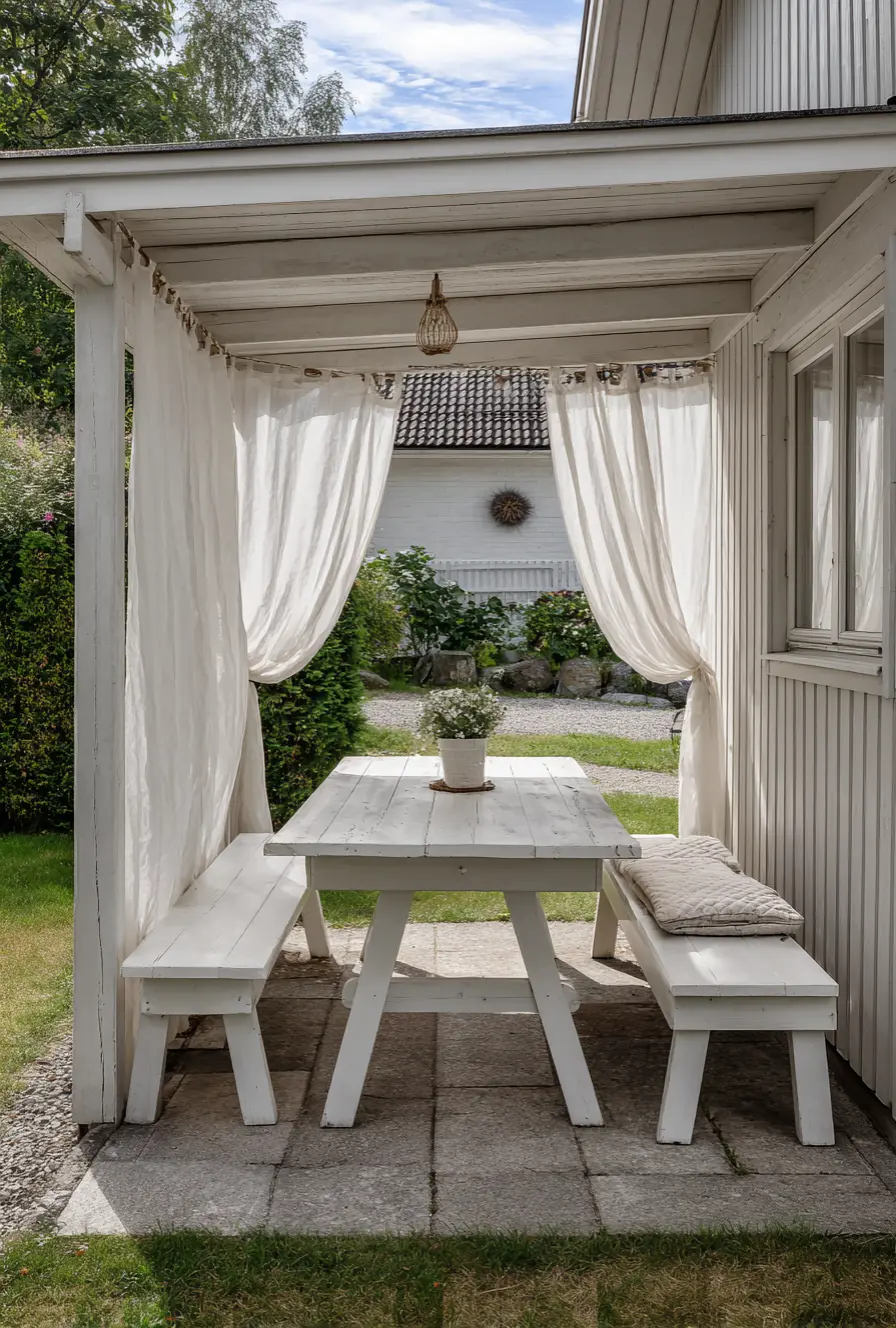 DIY Outdoor Dining Nook with Curtains